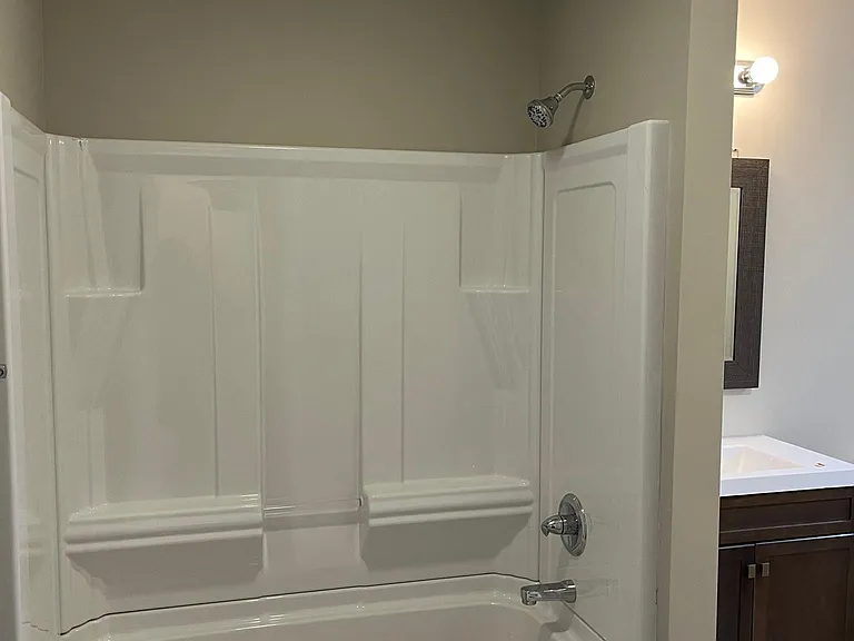 large 2nd fl full bath
