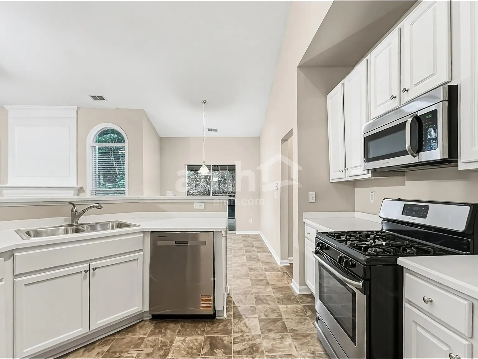 4 bed, 2.0 bath, 2614 sqft, $2,425 — Photo 3