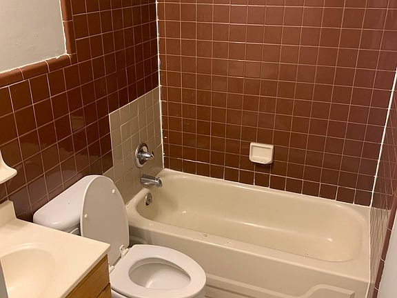 4th image of 2886 Lenox Ave