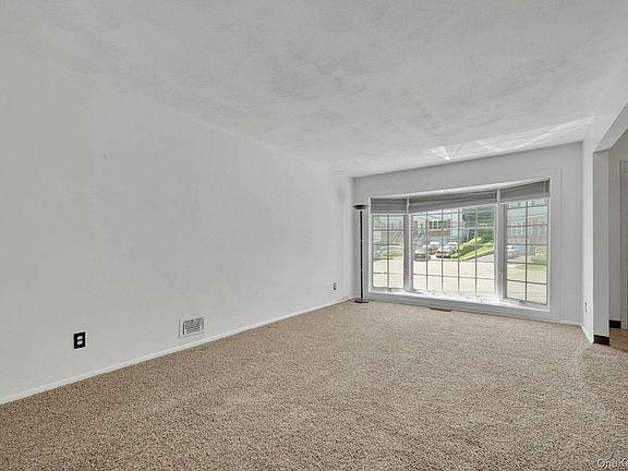 3rd image of 14 Gerri Ln