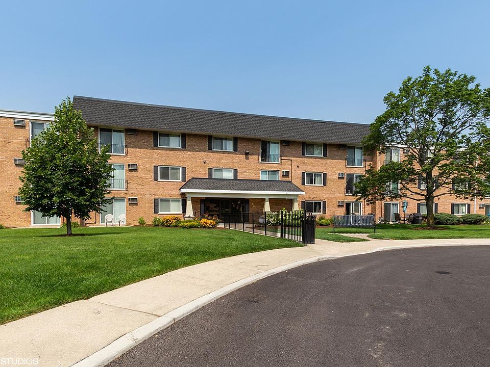 1st image of 560 Lawrence Ave APT 302