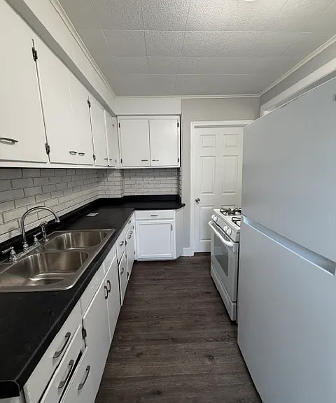 1214 Queen St — Photo 11