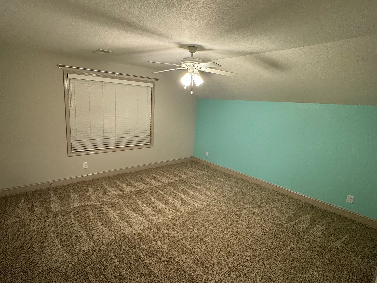 5 bed, 2453 sqft, $850 — Photo 2