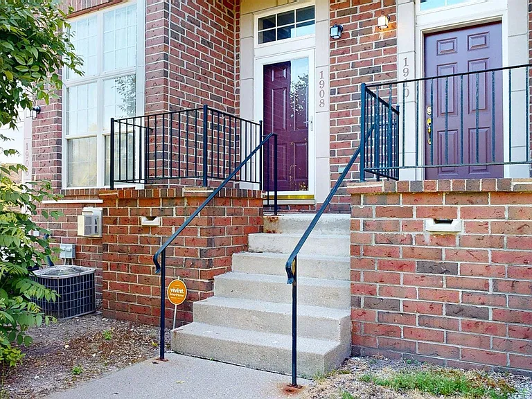 1908 Lindsay Ln — Photo 3