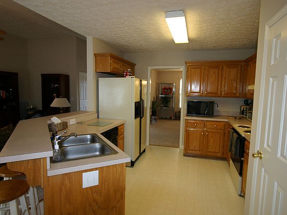 Kitchen w/ Oak cabinets