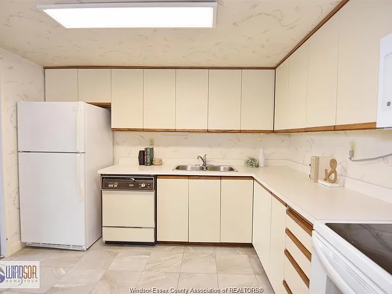 2144 Pelissier St #601 — Photo 22