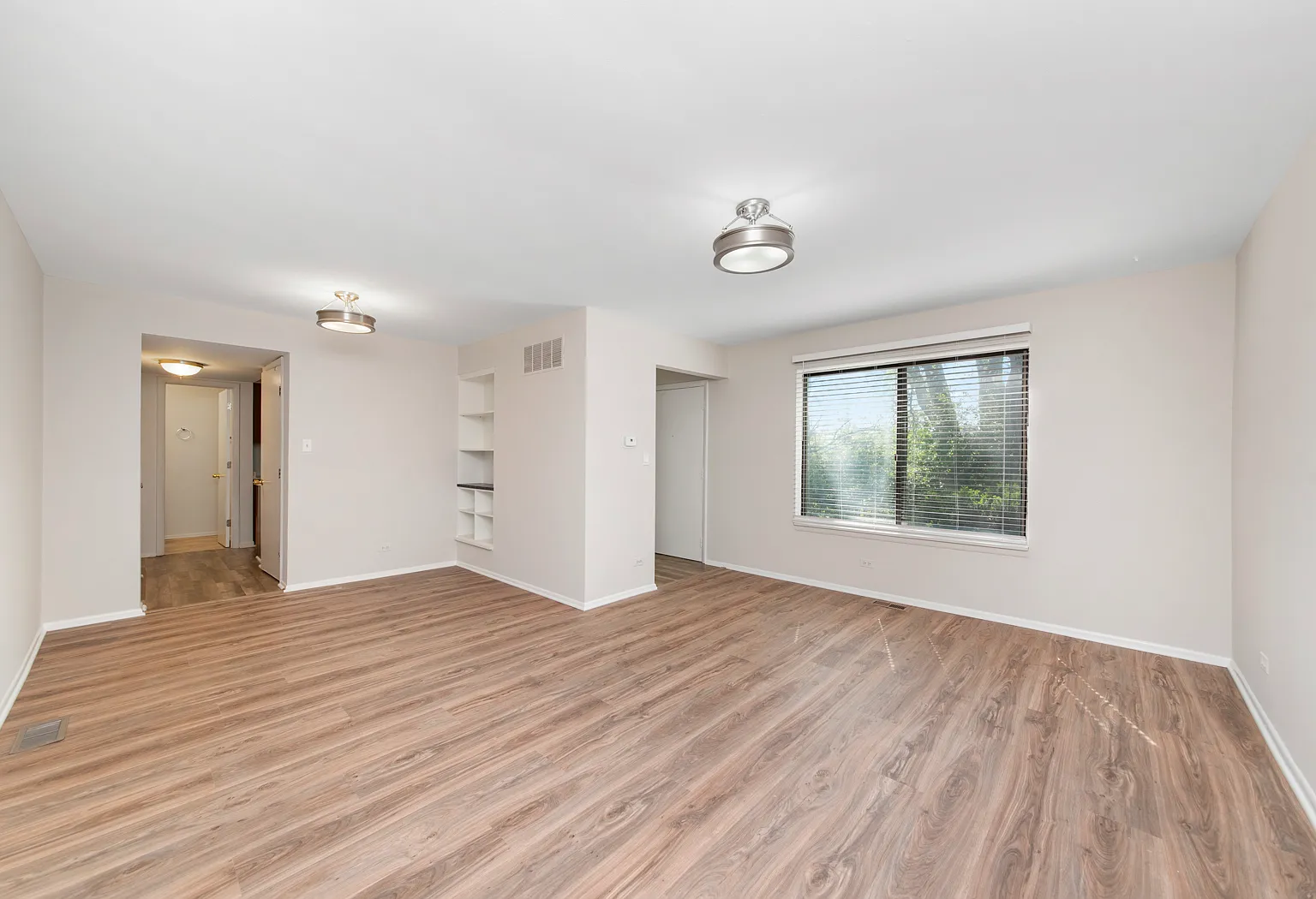 3 bed, 1.5 bath, 1156 sqft, $2,325 — Photo 4