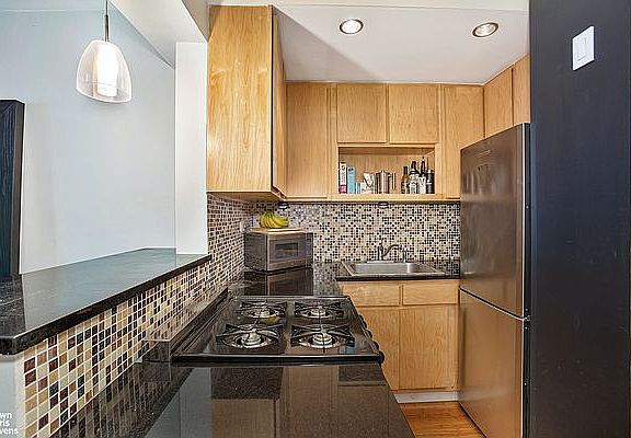 5th image of 408 W 34th St APT 1H