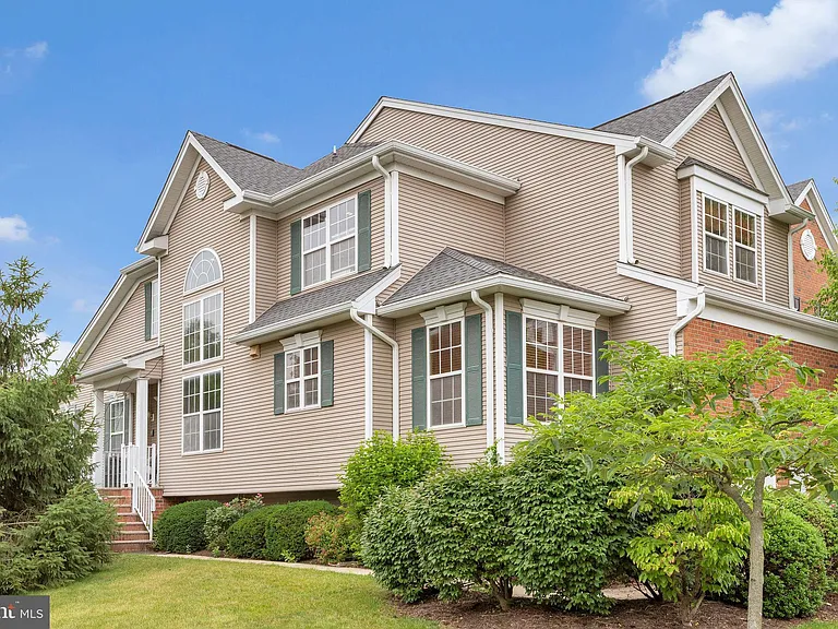 16 Cardiff Ct — Photo 2