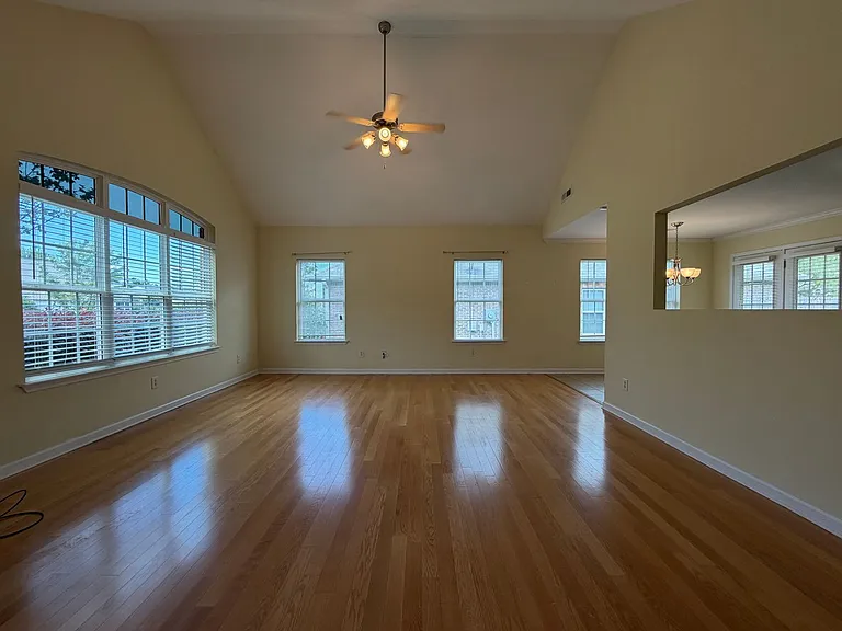 10 Southfork Dr SW — Photo 3