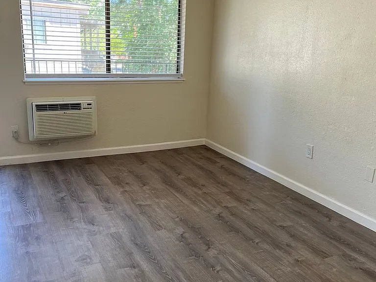 555 N Stewart St — Photo 6