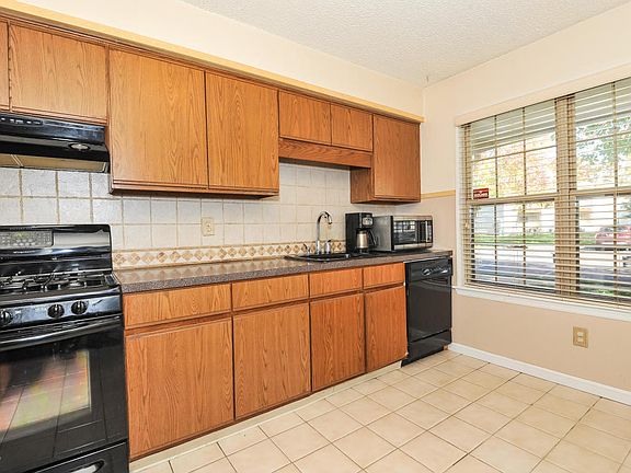 3rd image of 36 Whistler Dr