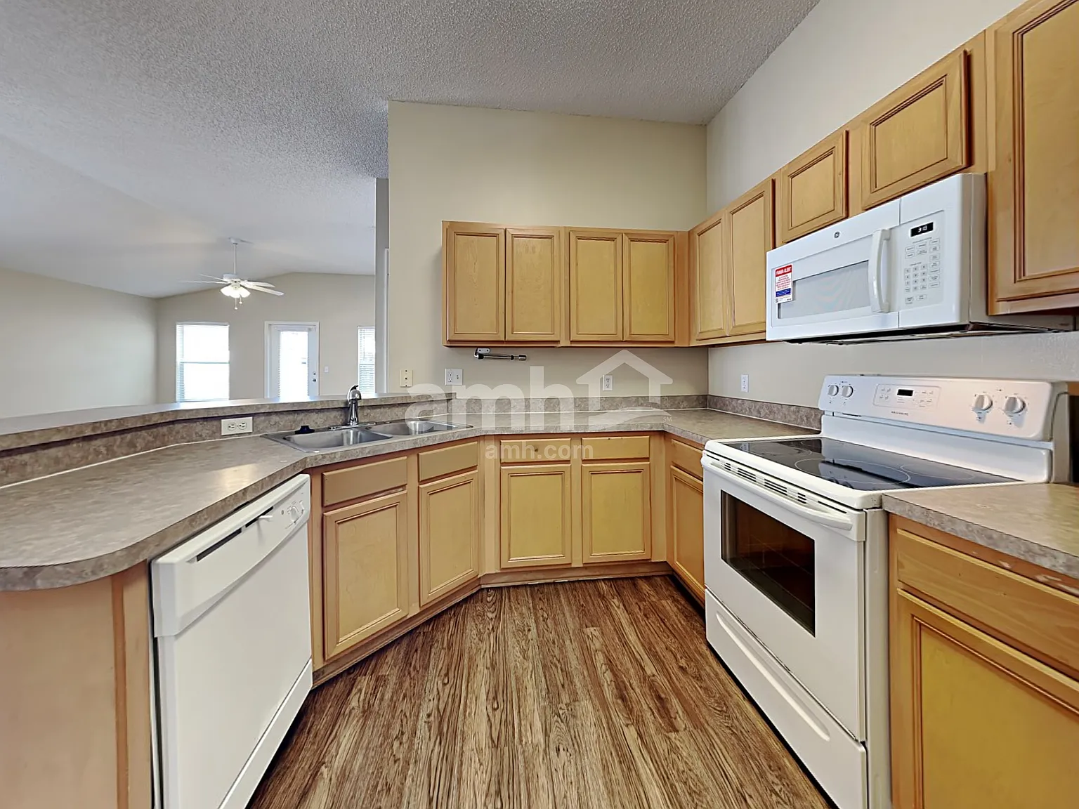 3 bed, 2.0 bath, 1627 sqft, $2,340 — Photo 3