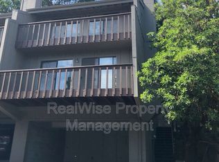 325 Ravenwood Pl, Ashland, OR 97520