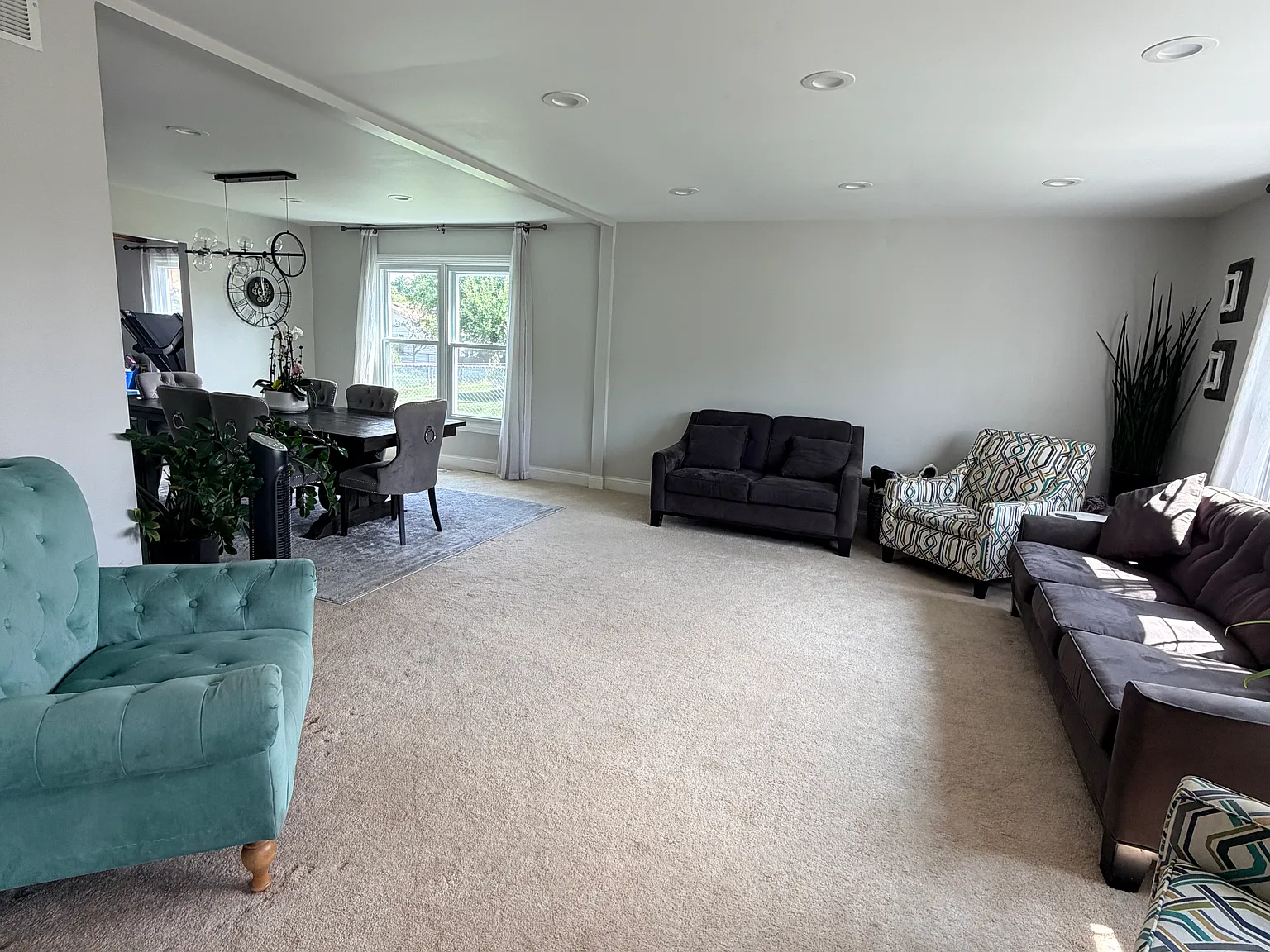 4 bed, 2.5 bath, 2700 sqft, $3,800 — Photo 4