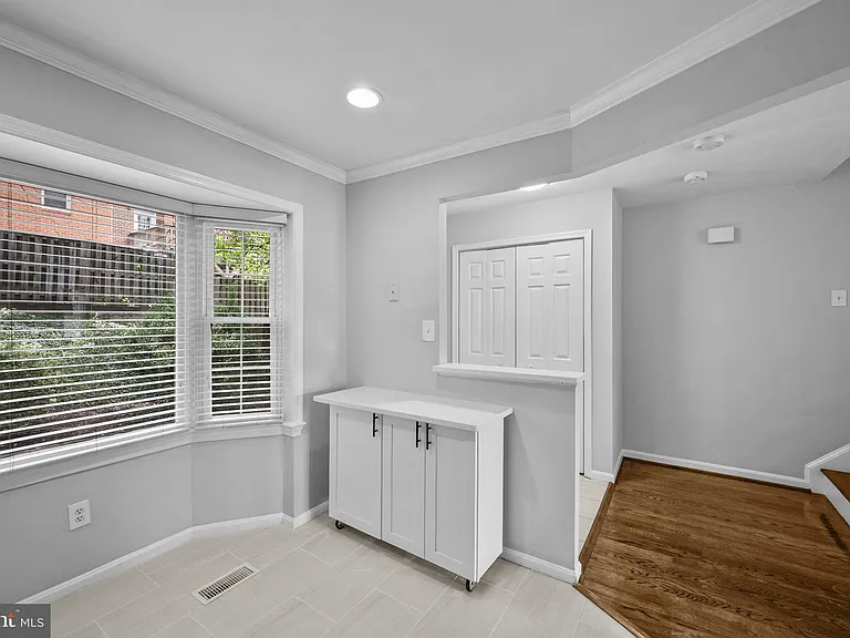 2035 S Glebe Rd — Photo 11