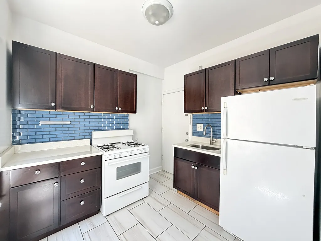 Attractive 1 Bed, 1 Bath at Magnolia + Devon (Rogers Park) — Photo 2