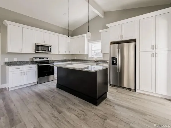 311 Longspur Ln, Commerce Township, MI 48382