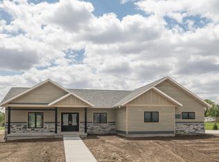 405 9th St NE, Orange City, IA 51041