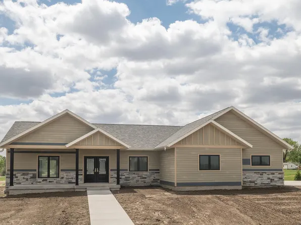 405 9th St NE, Orange City, IA 51041
