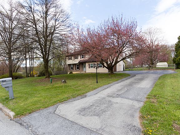 3rd image of 130 Schoolhouse Ln