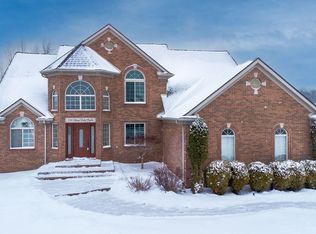1530 Glass Lake Cir, Oxford, MI 48371