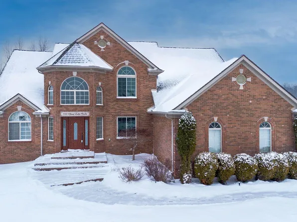 1530 Glass Lake Cir, Oxford, MI 48371