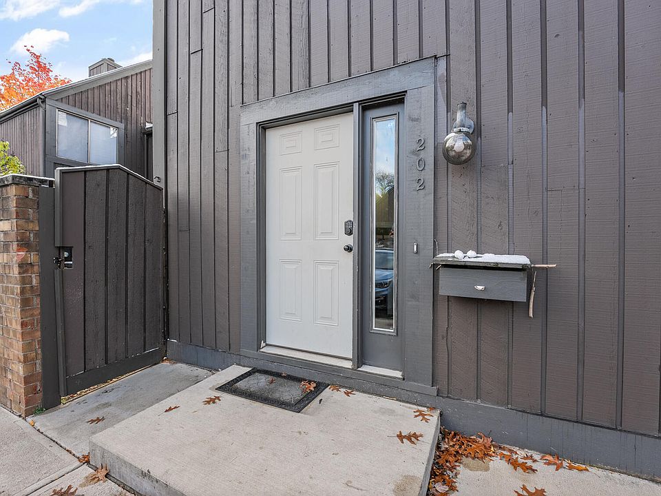 1st image of 200-202 Lochcarren Ct