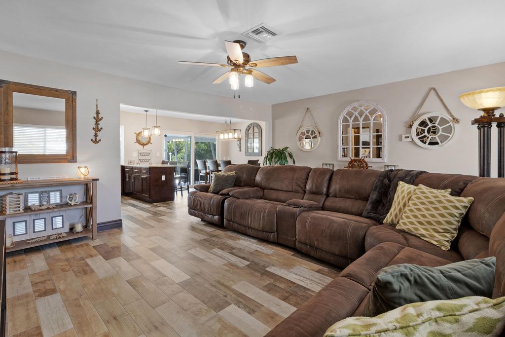 981 SE 10TH Court, photo 5