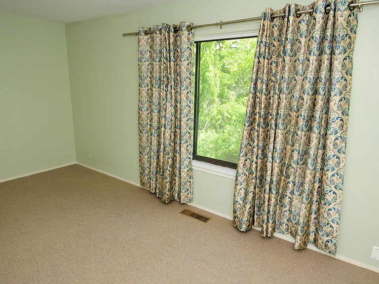 684 Peninsula Ct — Photo 19