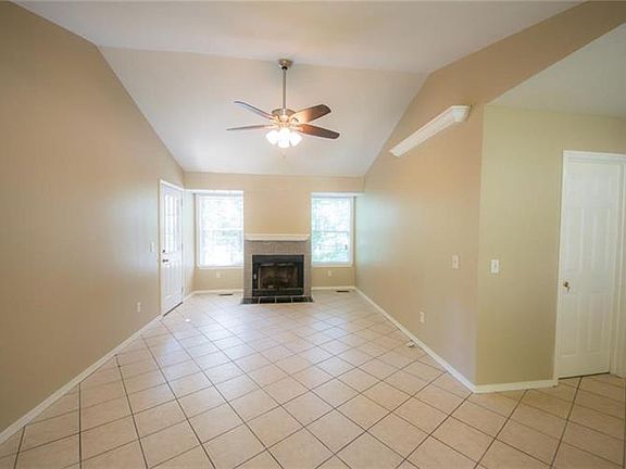 3rd image of 8915 Dutchmans Cir