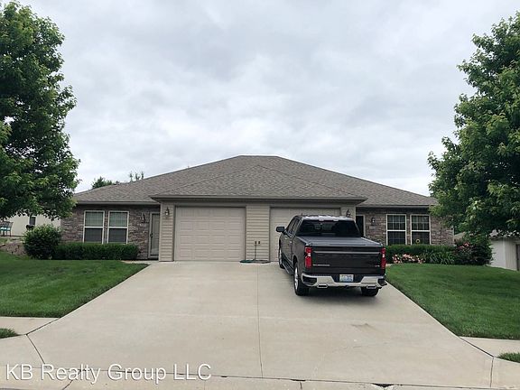 3rd image of 118 SW Rose Garden Ln