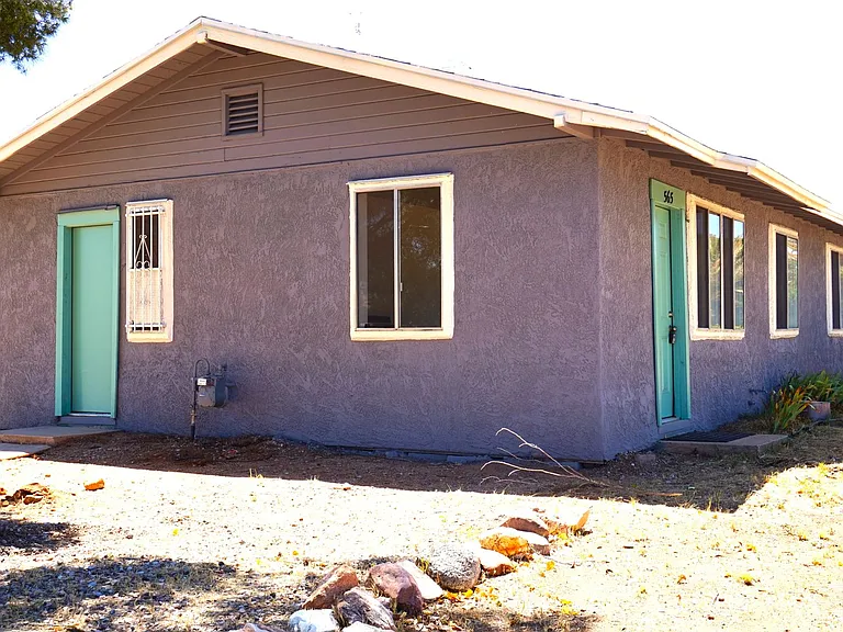 565 Graham Dr — Photo 2
