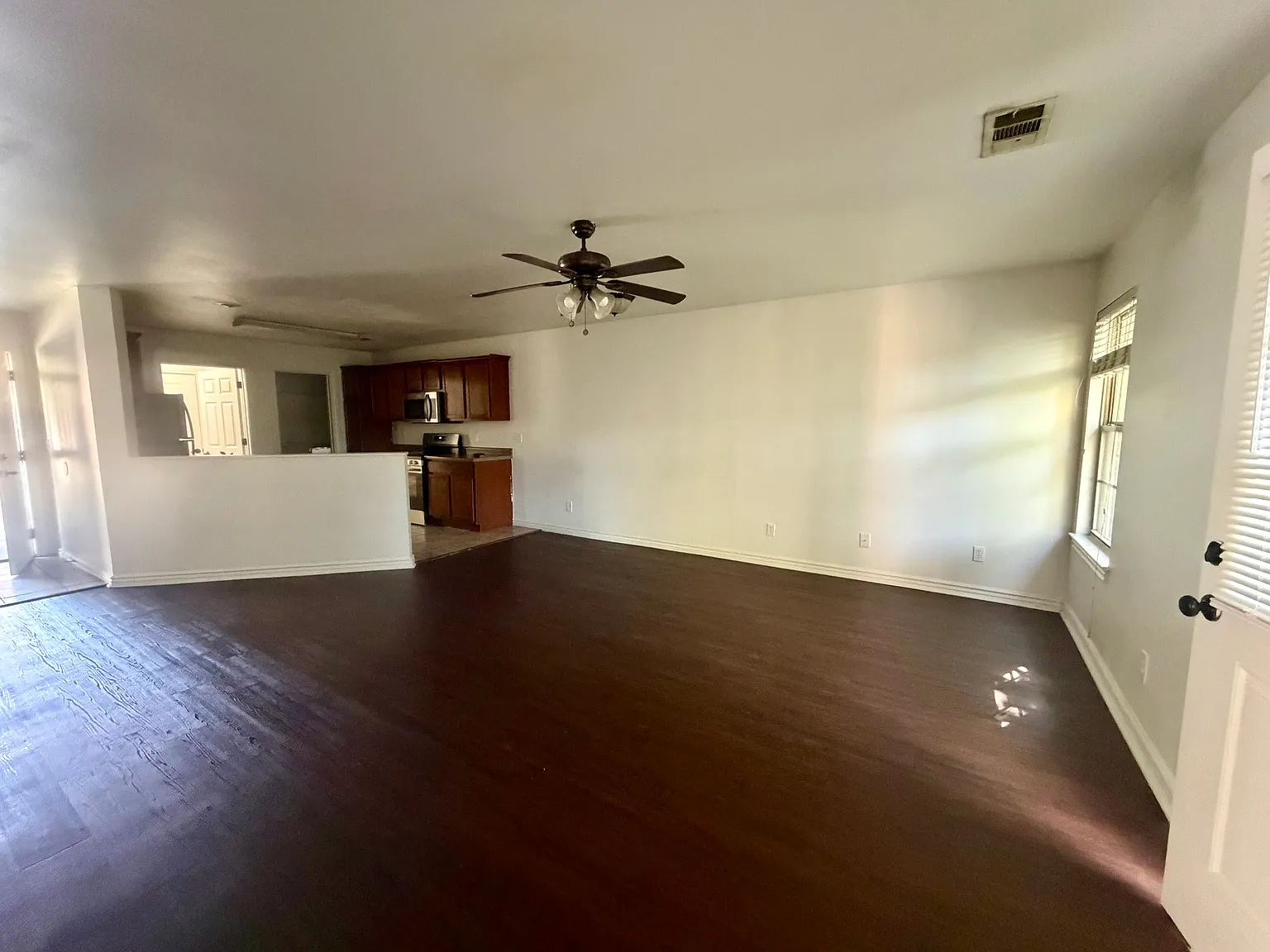 2 bed, 950 sqft, $1,300 — Photo 4