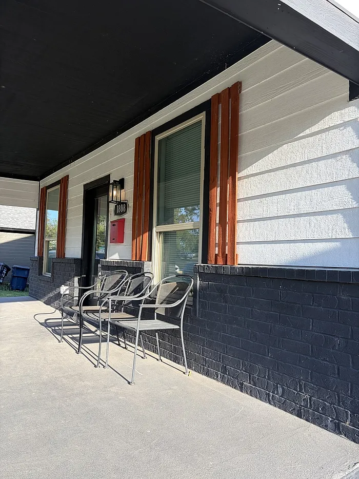 3 bed, 2.0 bath, 1054 sqft, $1,550 — Photo 2