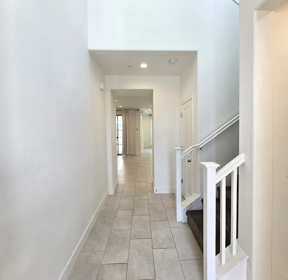 3 bed, 2.5 bath, 2052 sqft, $2,900 — Photo 3