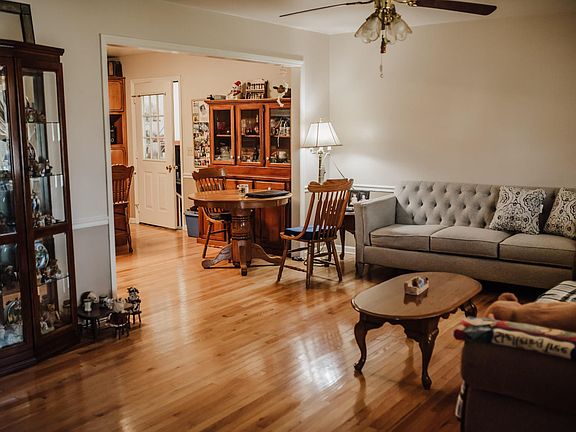 4th image of 125 Deer Cir
