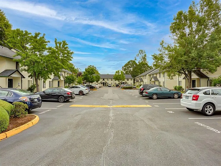Harmony Court Apartments — Photo 18