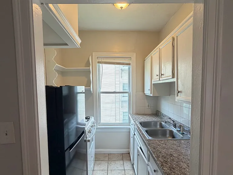 255 Fountain St, Unit 2 Fall River, MA 3 Bedrooms 1 Bathroom — Photo 2