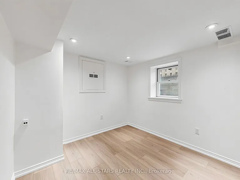 68 Macpherson Ave — Photo 43
