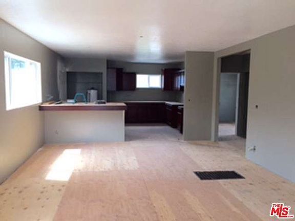 3rd image of 1828 W 69th St