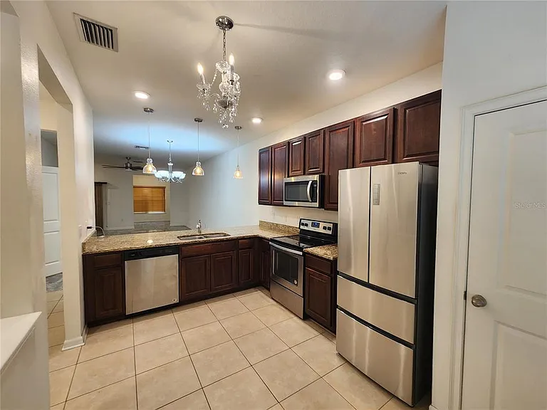 1112 Hillhurst Dr — Photo 4