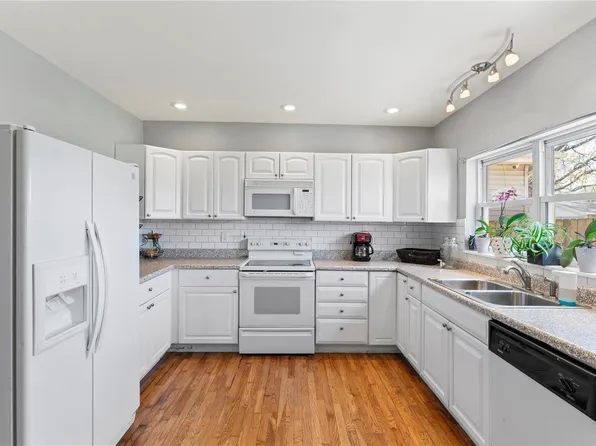 927 Regina Ave, Saint Louis, MO 63125