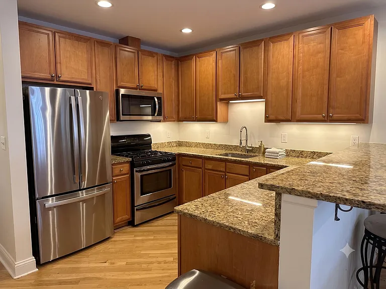 407 Adams St #4 — Photo 4