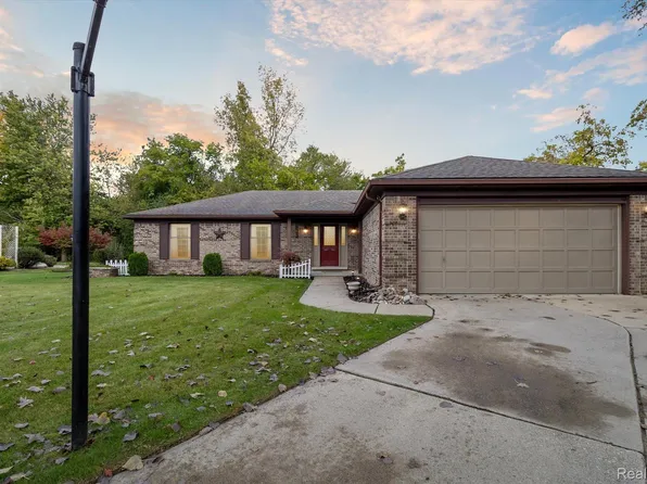 7870 Siding Ct, Grosse Ile, MI 48138