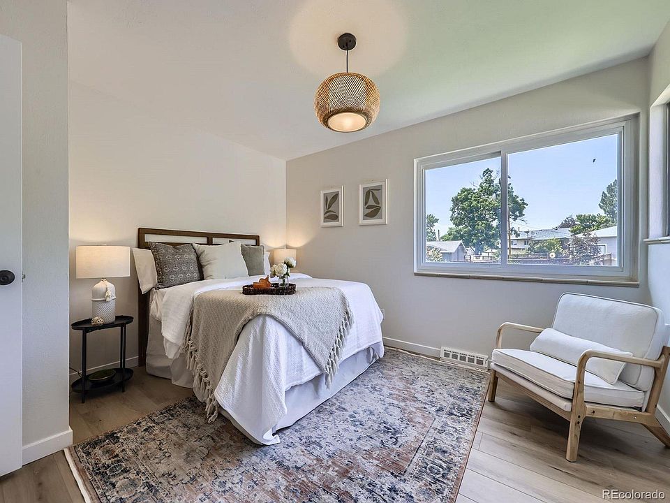 Queen bed with sitting area