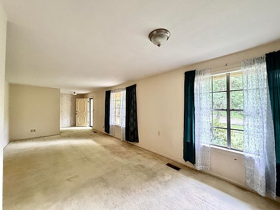 4th image of 606 Crestwood Dr