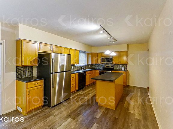 4th image of 225 Naomi Ave