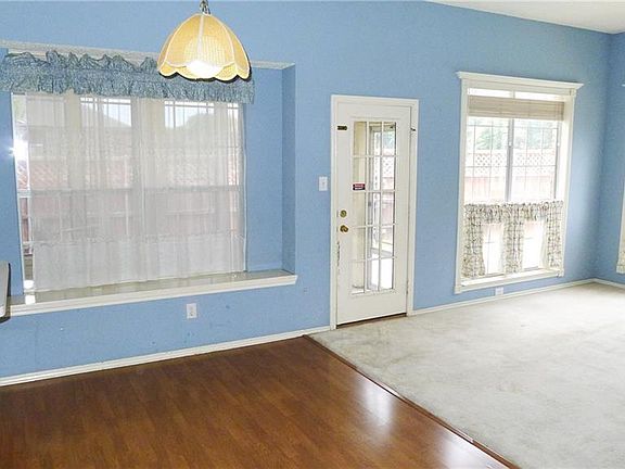 4th image of 2318 Woodglen Dr