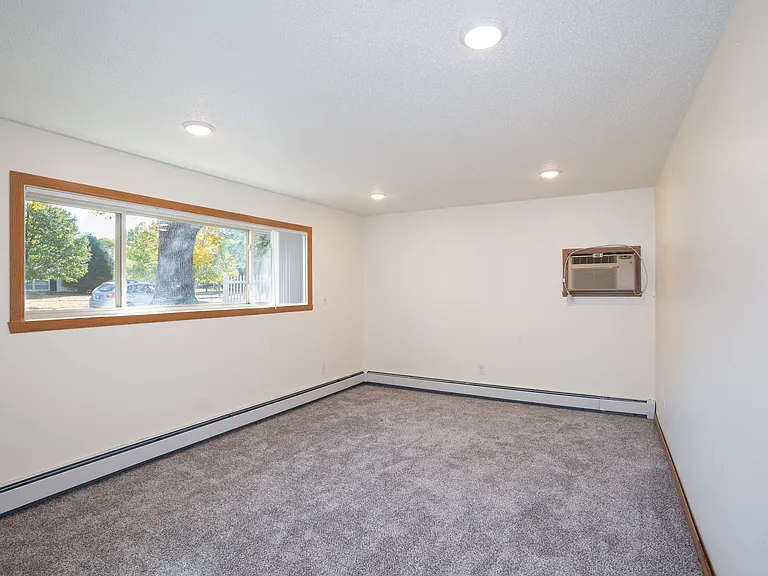 Fargo, ND Country Club Apartments | 21B | Living